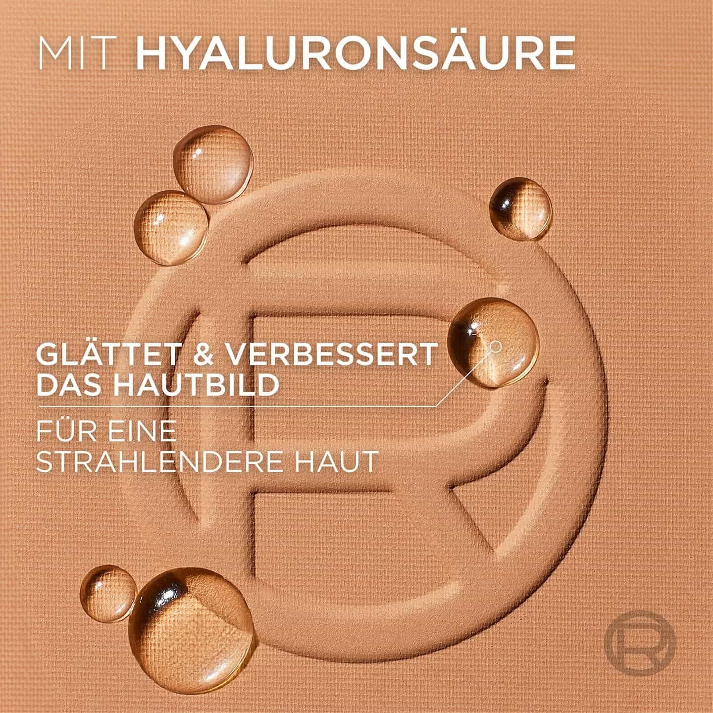 Detailansicht einer True Match Puder Nuance mit Wassertopfen und Text - mit Hyaluronsäure